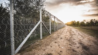 Picture of Hungarian border barrier