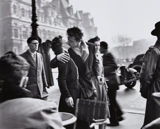 Picture of Kiss by the Hôtel de Ville