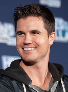 Picture of Robbie Amell