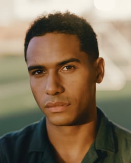 Picture of Elliot Knight