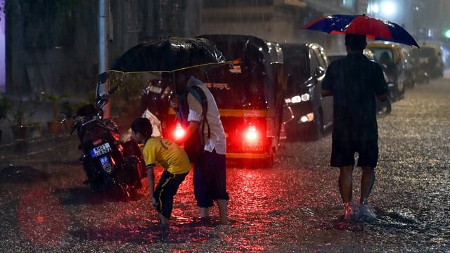 Heavy rain continued to several parts of Mumbai city and suburbs, as the India Meteorological Department (IMD) issued an orange alert for heavy rainfall in Mumbai and Thane. Mumbai. (Raju Shinde/HT Photo)
