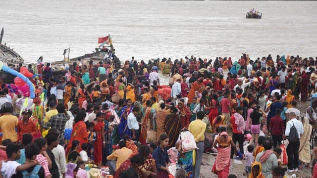 Devotees gather on the banks of the Ganga in Patna on the occasion of Jitiya festival on Wednesday. (Santosh Kumar/ HT Photo)