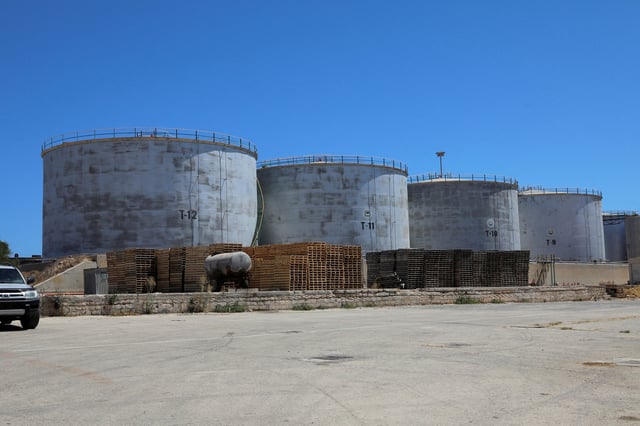 Crude oil storage tanks are seen at Azzawiya oil refinery, in Zawiyah, west of Tripoli, Libya July 23, 2020. REUTERS/Ismail Zitouny/File Photo