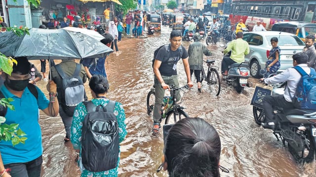 . Key roads including the old Mumbai-Pune highway, Ganesh Khind Road and various arterial routes in the city’s bustling Peth areas were blocked as traffic lights failed and traffic police were nowhere to be seen. (MAHENDRA KOLHE/HT PHOTO)