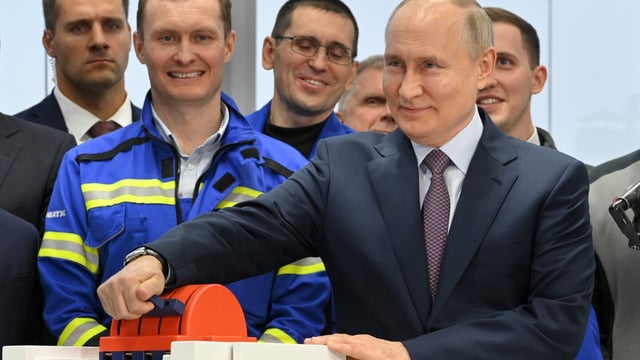 FILE - Russian President Vladimir Putin, foreground right, attends the launch ceremony for the first technological line for liquefying natural gas on gravity bases as part of the Arctic LNG2 (Liquefied Natural Gas) project at the Center for the construction of large-tonnage offshore structures (CSCMS) of Novatek-Murmansk company in the village of Belokamenka, about 1700 km (1063 miles) north of Moscow, Murmansk region, Russia, Thursday, July 20, 2023. The U.S. is sanctioning a newly established UAE company, which provides engineering and technology that Western corporations previously offered, to Russia’s Arctic liquefied natural gas project, as well as multiple Russian companies involved in its development. (Alexander Kazakov, Sputnik, Kremlin Pool Photo via AP, File)