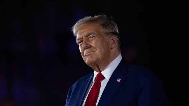 Former US President and Republican presidential nominee Donald Trump smiles at the crowd during a Town Hall event at Macomb Community College on September 27, 2024 in Warren, Michigan. (Photo by Emily Elconin / GETTY IMAGES NORTH AMERICA / Getty Images via AFP)