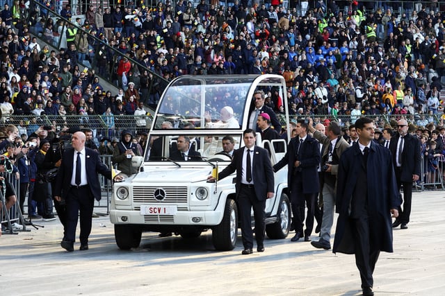 Pope Francis greets the crowd as he arrives to attend a Holy Mass at King Baudouin Stadium in Brussels, Belgium, September 29, 2024. REUTERS/Guglielmo Mangiapan