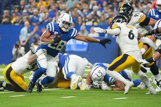 Indianapolis Colts running back Jonathan Taylor (28) rushes the ball Sunday, Sept. 29, 2024, during a game against the Pittsburgh Steelers at Lucas Oil Stadium in Indianapolis.
