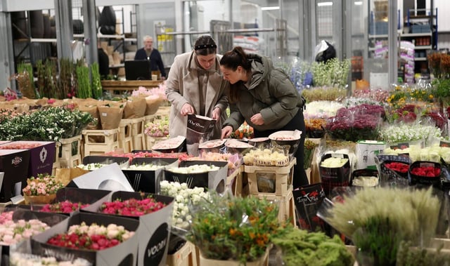 Des clientes dans un marché aux fleurs de Londres, le 8 octobre 2024.