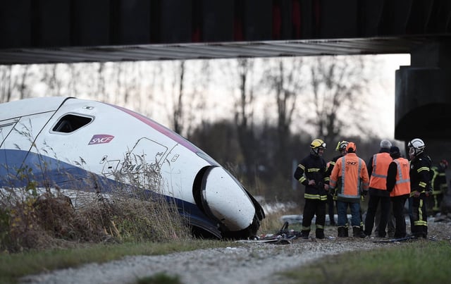 Des secours présents sur les lieux de l'accident, le 15 novembre 2015.