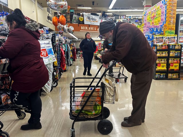 FILE PHOTOT: Shoppers crowd a supermarket to buy food ahead of the Thanksgiving holiday in Chicago, Illinois, U.S. November 22, 2022. REUTERS/Jim Vondruska/File Photo