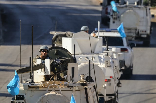 Des véhicules de la Force intérimaire des Nations Unies au Liban (FINUL) patrouillent à Marjayoun, dans le sud du Liban, le 12 octobre 2024.