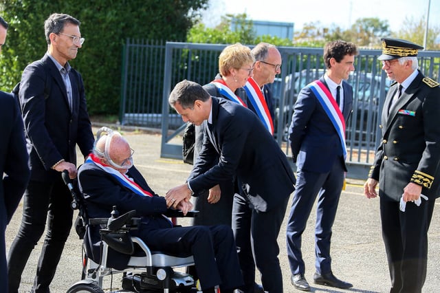 Le sénateur de la Drôme Gilbert Bouchet, atteint de la maladie de Charcot, avec Nicolas Daragon, ministre chargé de la Sécurité du quotidien, lors de la cérémonie d'hommage à Samuel Paty et Dominique Bernard, au lycée Algoud Laffemas à Valence, le 14 octobre 2024.