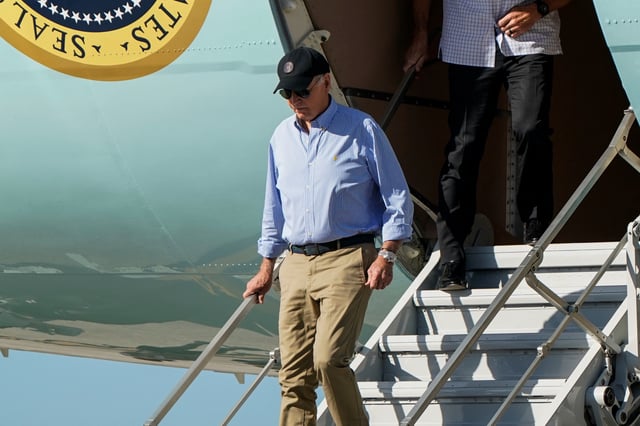 U.S. President Joe Biden disembarks Air Force One as he arrives to visit storm-damaged areas in the wake of Hurricanes Milton and Helene, at MacDill Air Force Base Airport in Tampa, Florida, U.S., October 13, 2024. REUTERS/Elizabeth Frantz/File Photo