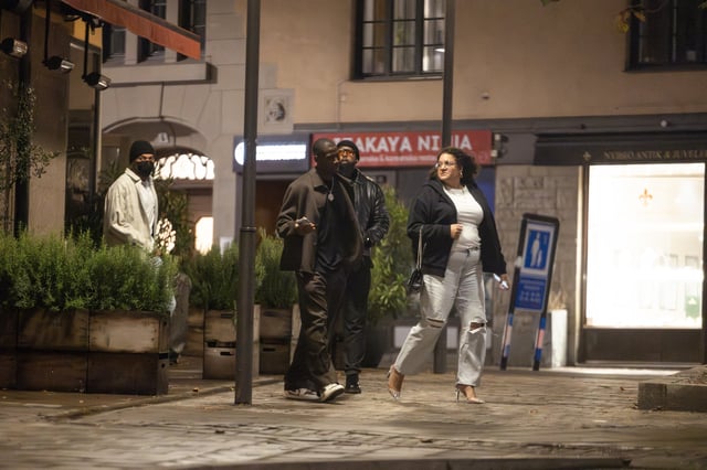 Kylian Mbappé et ses proches sortent du restaurant Chez Jolie, dans le centre de Stockholm, le 11 octobre. 
