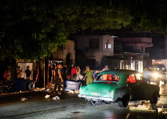 La police et l'armée cubaines interviennent lors d'une manifestation contre une panne de courant, à La Havane, Cuba, le 19 octobre 2024. 