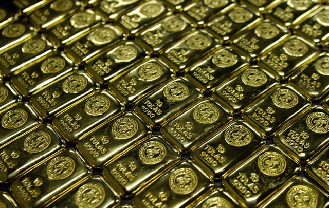 Gold bars are displayed at South Africa's Rand Refinery in Germiston May 30, 2006.   REUTERS/Siphiwe Sibeko/File Photo