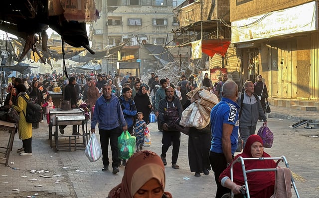Displaced Palestinians ordered by the Israeli military to evacuate their neighborhoods make their way as they flee amid an Israeli military operation, in Beit Lahiya in the northern Gaza Strip October 22, 2024. REUTERS/Stringer