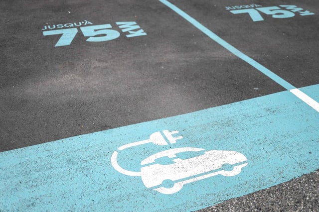 Marquage d'une borne de recharge pour voitures électriques à Toulouse, dans le sud-ouest de la France, le 17 juillet 2023.