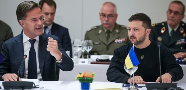 Le secrétaire général de l'Otan Mark Rutte (g) et le président ukrainien Volodymyr Zelensky lors d'un dîner de travail du Conseil Otan-Ukraine, le 17 octobre 2024 à Bruxelles