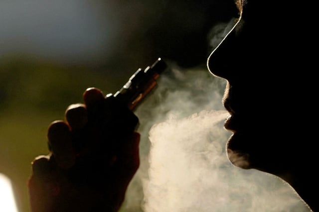 L'amendement propose de taxer les liquides de cigarette électronique à hauteur de 15 centimes le miliitre (photo d'illustration).
