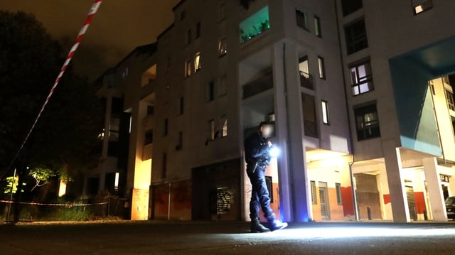 Un policier cherche des indices, mardi, sur les lieux de la fusillade qui a fait un mort et un blessé dans le quartier Hoche de Grenoble.