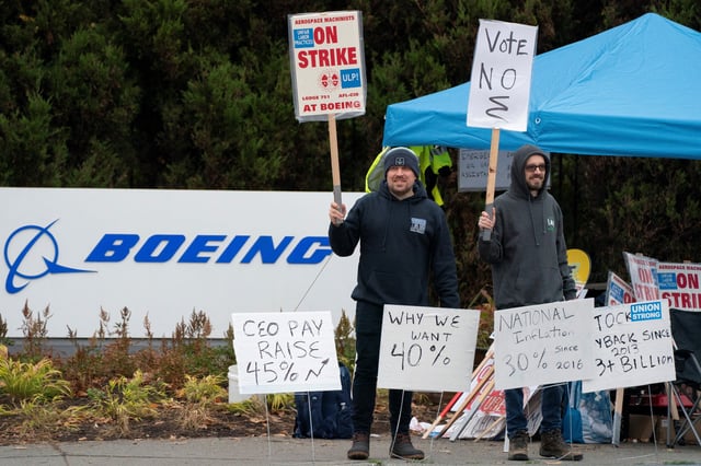 Boeing workers from the International Association of Machinists and Aerospace Workers District 751 gather on a picket line near the entrance to a Boeing production facility on the day of a vote on a new contract proposal during an ongoing strike in Renton, Washington, U.S. October 23, 2024. REUTERS/David Ryder/ File Photo