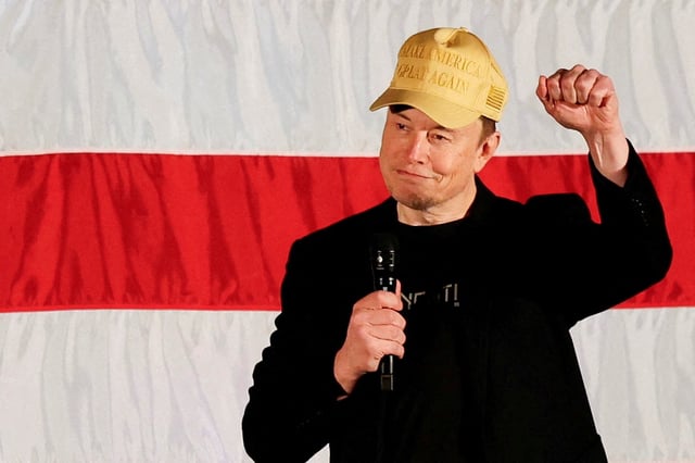 Le PDG de Tesla et propriétaire de X, Elon Musk, qui soutient le candidat républicain à la présidence Donald Trump, fait un geste en parlant du vote lors d'une réunion publique de l'America PAC à Folsom, en Pennsylvanie, États-Unis, le 17 octobre 2024.