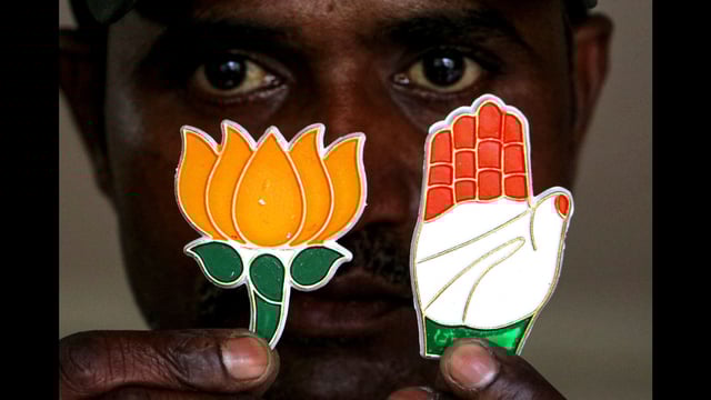 Nagpur: A vendor shows political badges of BJP and Congress at a shop, ahead of Maharashtra Assembly elections, in Nagpur, Tuesday, Oct. 22, 2024. (PTI Photo) (PTI)
