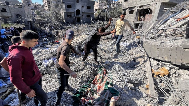 People search the rubble for missing persons at the site of an Israeli strike a day earlier in Beit Lahia, in the northern Gaza Strip on Oct. 30, 2024. Photo: -/AFP via Getty Images