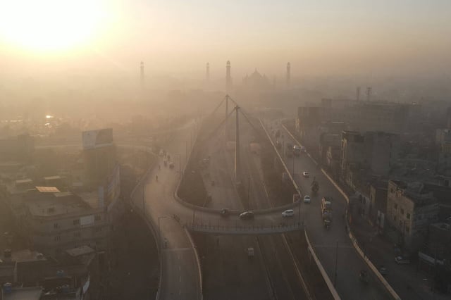 Une vue aérienne du smog dense qui s'est abattu sur Lahore le 1er novembre 2024.