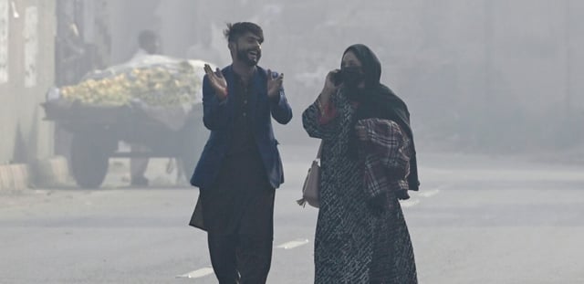 Des passants dans une rue de Lahore, deuxième ville du Pakistan, qui connaît un record de pollution, le 2 novembre 2024