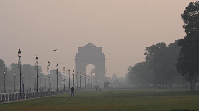 Smog permeates Kartavya Path in New Delhi on Saturday morning. (Arvind Yadav/HT Photo)