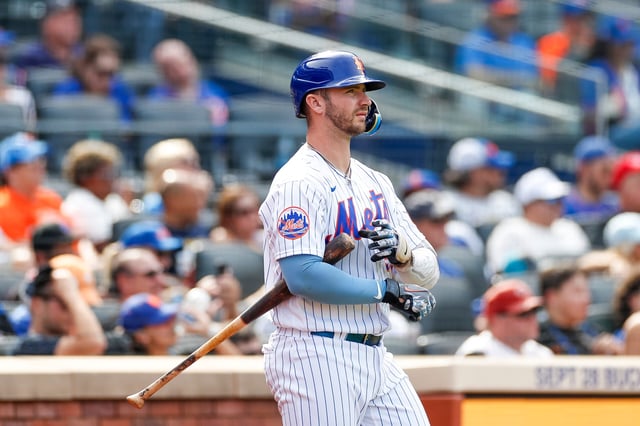 Pete Alonso #20 of the New York Mets waits in the on deck circle in the fourth inning during a game against the Cincinnati Reds at Citi Field on September 17, 2023 in New York City.