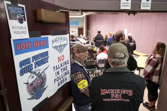 Le syndicat des machinistes de Boeing comptabilise les votes sur la dernière offre de contrat de Boeing à Seattle, lundi 4 novembre 2024.