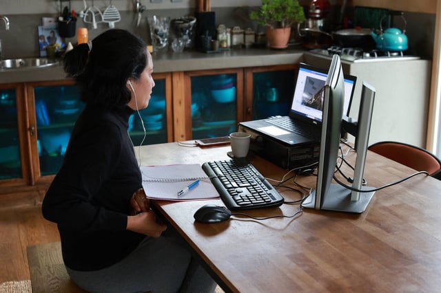 La moitié des télétravailleurs sont aujourd’hui des femmes, alors qu’elles n'en représentaient que 43 % en 2019.