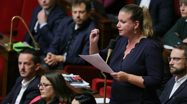 Mathilde Panot, présidente du groupe LFI-NFP à l'Assemblée nationale, s'exprime lors d'une séance de questions au gouvernement, mardi.