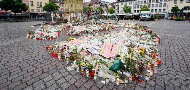 Kerzen und Blumen auf dem Mannheimer Maktplatz für den bei einem Messerangriff getötenten Polizisten