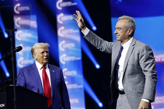 Donald Trump accueille son nouveau partenaire politique Robert F. Kennedy Jr. lors d’un meeting organisé à Duluth (Etat de Georgie), le 23 octobre 2024. 