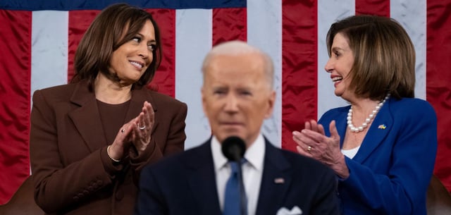 Joe Biden, hinter ihm Kamala Harris (l.) und Nancy Pelosi