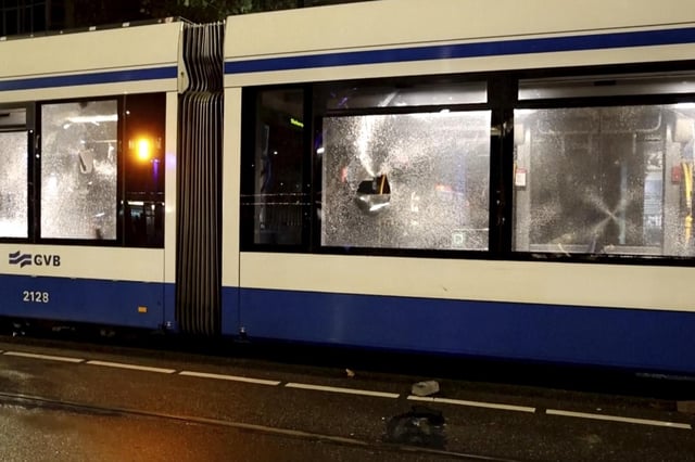 Zerstörte Straßenbahn in Amsterdam