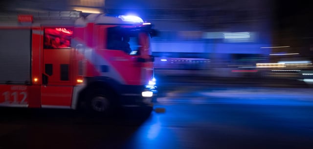 Ein Fahrzeug der Feuerwehr auf dem Weg zu einem Einsatz (Symbolfoto)