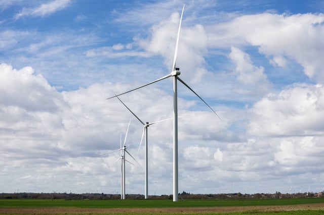 Le paquet gouvernemental doit permettre notamment de financer la construction d’usines de batteries, d’électrolyseurs pour produire de l’hydrogène gazeux, de réseaux de captage de CO2 ou de champs éoliens.