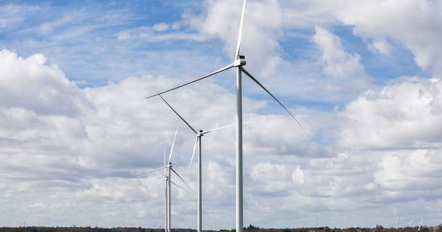 Le paquet gouvernemental doit permettre notamment de financer la construction d’usines de batteries, d’électrolyseurs pour produire de l’hydrogène gazeux, de réseaux de captage de CO2 ou de champs éoliens.