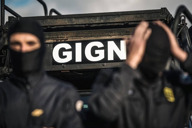 Mercredi 13 novembre, un important dispositif policier est mobilisé dans cette petite ville de 1 000 habitants coincée entre Carhaix et Loudéac pour arrêter le meurtrier.