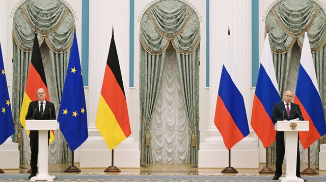 Olaf Scholz et Vladimir Poutine lors d’une conférence de presse, à Moscou, le 15 février 2022.