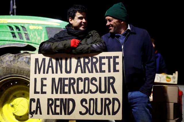 Les agriculteurs français bloquent des routes, en protestation contre l’accord de libre-échange UE-Mercosur. 
