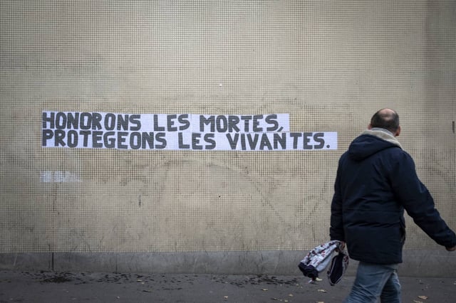 Un collage féministe dans les rues de Paris.