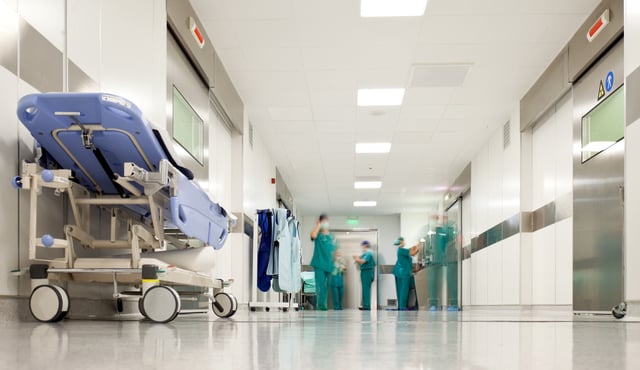 Les dépenses liées aux soins hospitaliers atteignent 122 milliards d’euros (49% du total), portées par les salaires à l’hôpital et la hausse des prix de l’énergie.
