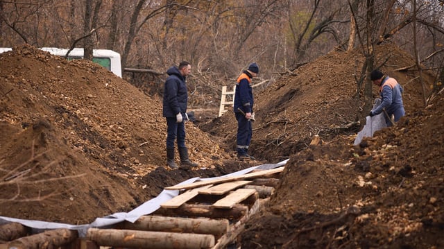 Ukrainische Arbeiter bauen Schützengräben und Bunker, um die Frontlinien zu befestigen, während die russischen Streitkräfte das Gebiet einnehmen,